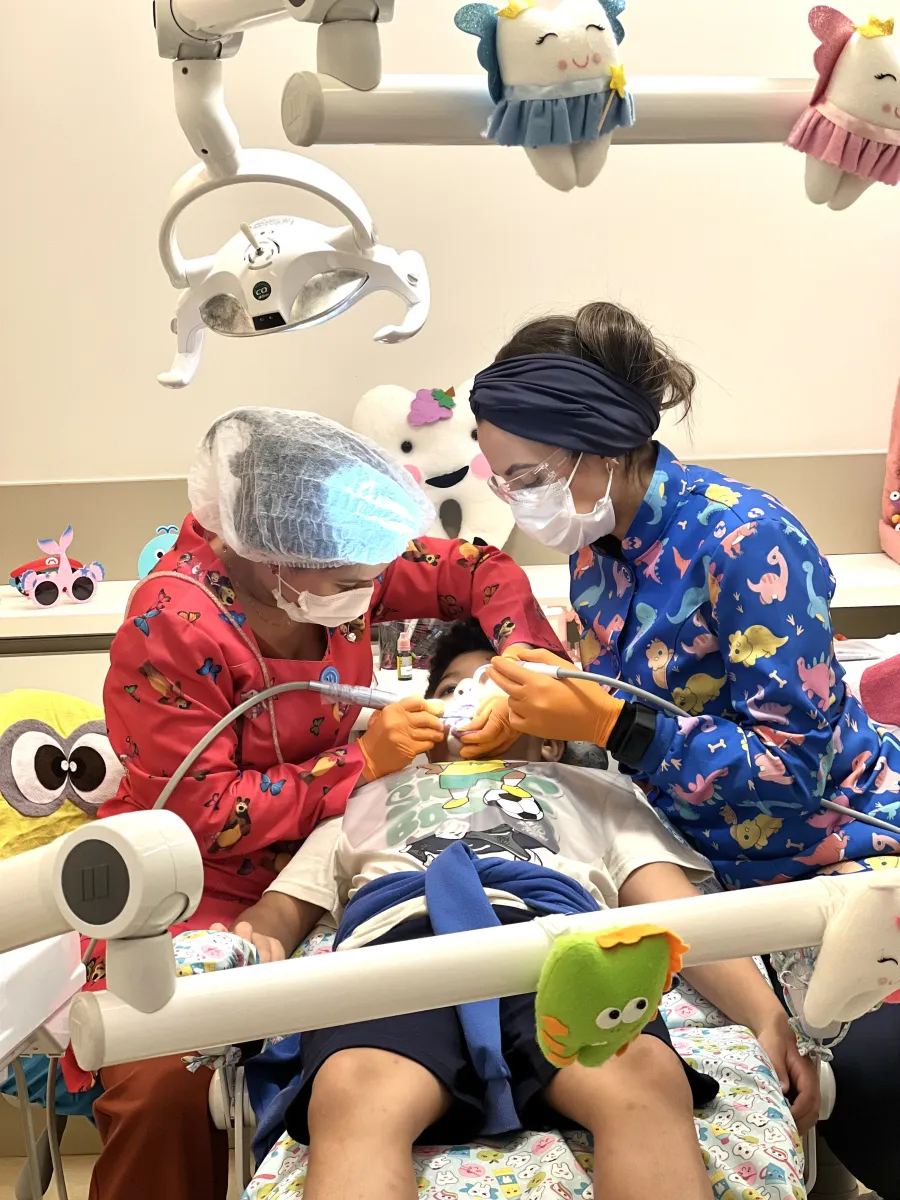 Equipe especializada atendendo uma criança